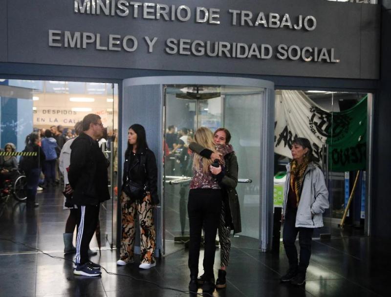 El Estado podría recibir demandas millonarias por los despidos a contratados
